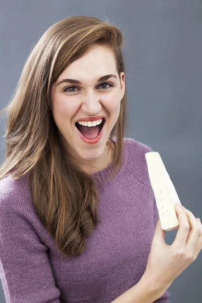 Opgewonden 20s meisje klaar om te eten portie kaas voor energie en smakelijk eten — Stockfoto