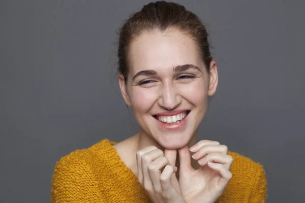 Adorável jovem mulher gostando de rir expressando felicidade natural — Fotografia de Stock