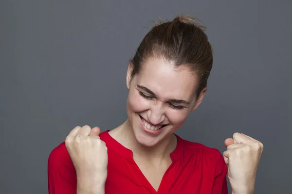 Passionerad ung kvinna gest att uttrycka rolig spänning — Stockfoto