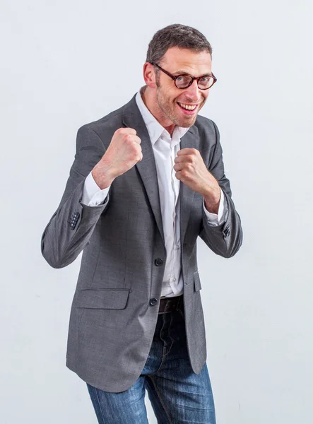 Sonriente hombre de negocios barbudo jugando como un boxeador de oficina —  Fotos de Stock