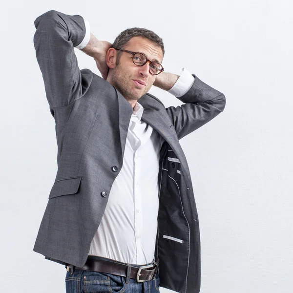 Homme d'affaires beau et détendu souriant pour un portrait d'entreprise moderne — Photo