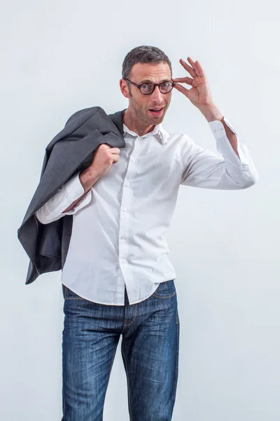 Boldog Közép vállalati férfi állt a gazdaságban a szemüvegek — Stock Fotó