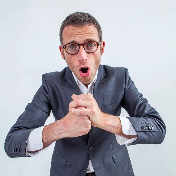 Ungeduldiger Manager schüchtert mit nervösen Fäusten ein — Stockfoto