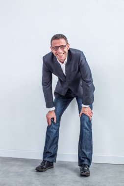 eğlenmek için çok heyecanlıyız yakışıklı orta yaşlı işadamı kurumsal portre