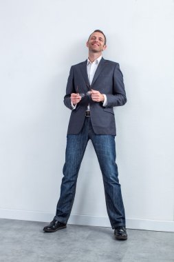 başarılı sakin yakışıklı 40'lı iş adamı modern kurumsal portre için