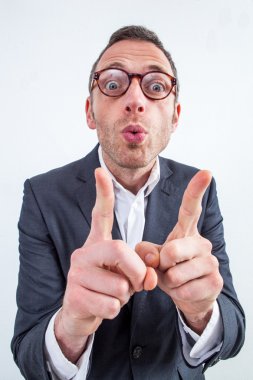 iş yerinde dikkatli olmak için bir işaret yaparak işadamı eğlenceli