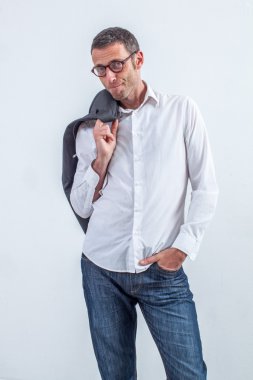 Kendine güvenen girişimci ayakta, öz-assuranc için ceket holding de rahatlatıcı