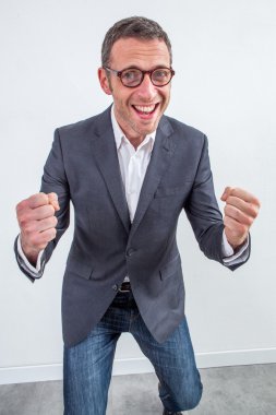 gülüyor ve başarı için bağırarak kendinden geçmiş modern Ofis Müdürü 