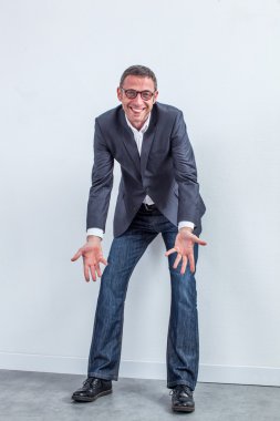 ayakta, eller eğlence için gösterilen memnun işadamı kurumsal portre