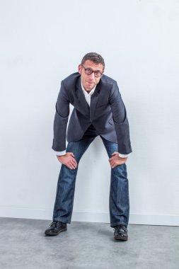 düşünme işadamı kurumsal portre için bir office duvarın üzerinden ayakta