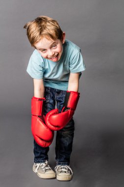 ağır boks eldivenleri ile küçük çocuk sportif çaba sonra bitkin