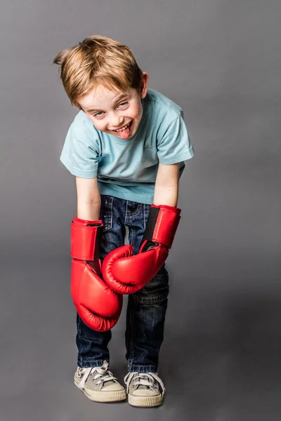 Jongetje met zware bokshandschoenen uitgeput na de sportieve inspanning — Stockfoto