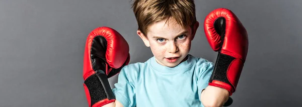 Peleando niño con pecas mostrando sus guantes de boxeo — Foto de Stock