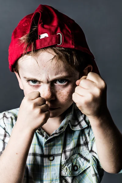 Niño aterrador con pecas y sombrero espalda boxeo y bullying — Foto de Stock