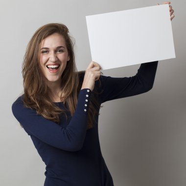 20'li yaşlarda heyecanlı kadın başının üstünde beyaz bir INSERT yetiştirirken bir duyuru yapmak