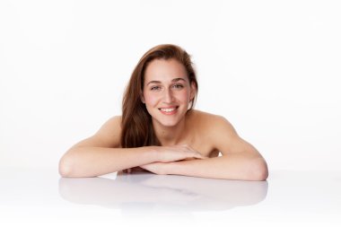 doğal şımartan kaplıca tedavisi için gülümseyen genç kadın