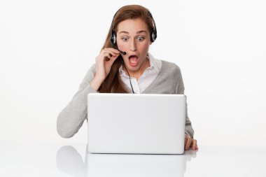 20'li yaşlarda sürpriz bir iş kadını beyaz ofis arka plan,