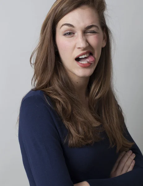 Gyönyörű fiatal nő, izgalom és a humor fogalma — Stock Fotó