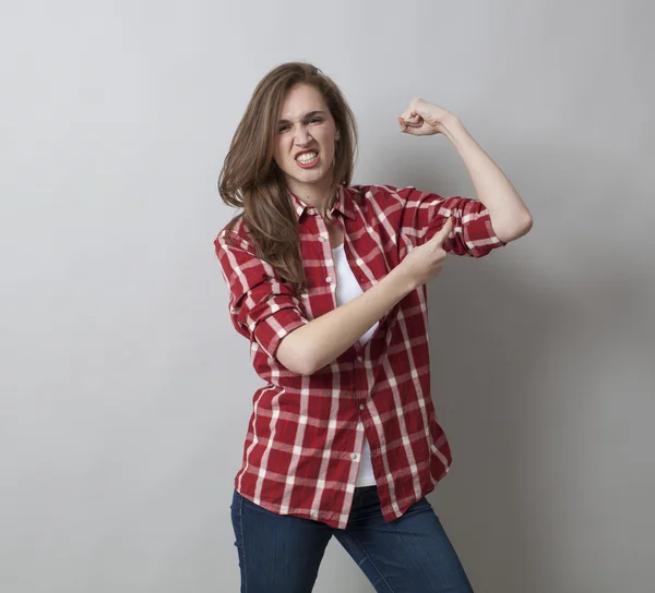 Boyish 20s mulher mostrando seu muscular verificado camisa — Fotografia de Stock