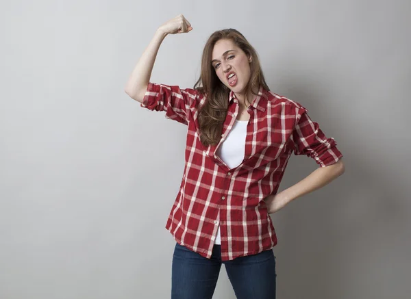 20s mujer jugando idiota con butch actitud para la independencia de género —  Fotos de Stock