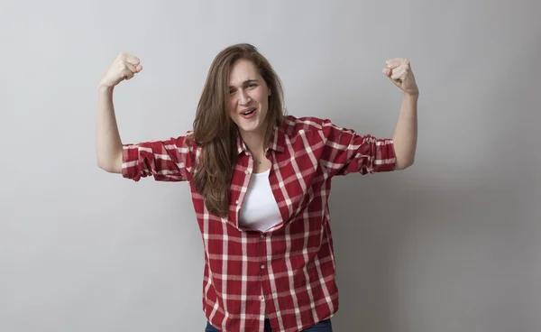 Feliz 20s mujer gritando en voz alta su independencia y género —  Fotos de Stock