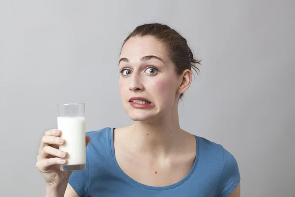 Tenso 20s menina com medo de beber um copo de leite ou leite de soja — Fotografia de Stock