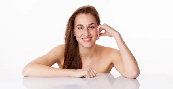 Hermosa mujer joven relajante para el tratamiento de spa fresco —  Fotos de Stock