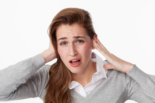 Mujer de 20 años molesto por la música fuerte o problemas de tinnitus —  Fotos de Stock