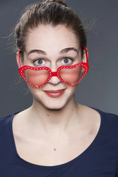 Приваблива веселощі 20-х років жінка з любов'ю окуляри на її носі — стокове фото