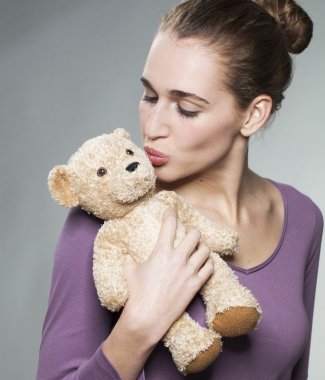 çekici 20'li yaşlarda kız onun favori yorgan sevgi ve bakım ile sarılma