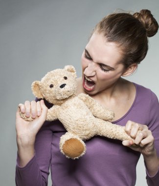 rageous güzel 20'li yaşlarda kız kendi çocukluk veya boğucu kadın çocuk bakıcısı kızgın