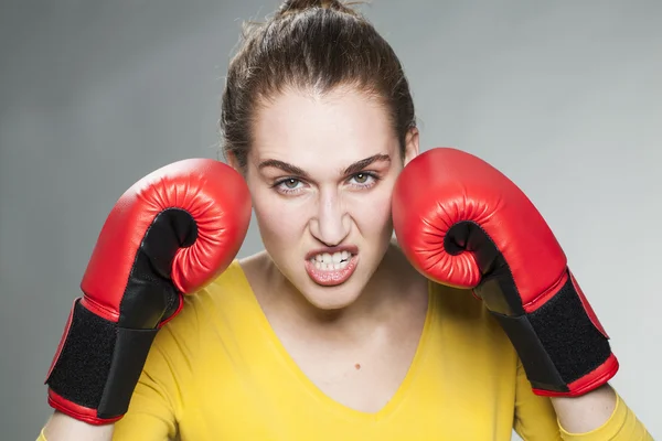 Atraente 20s mulher ameaçando lutar pelo sucesso ou vingança — Fotografia de Stock