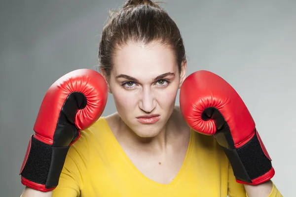 Atraente 20s mulher ameaçando lutar por vingança ou competição para ganhar — Fotografia de Stock