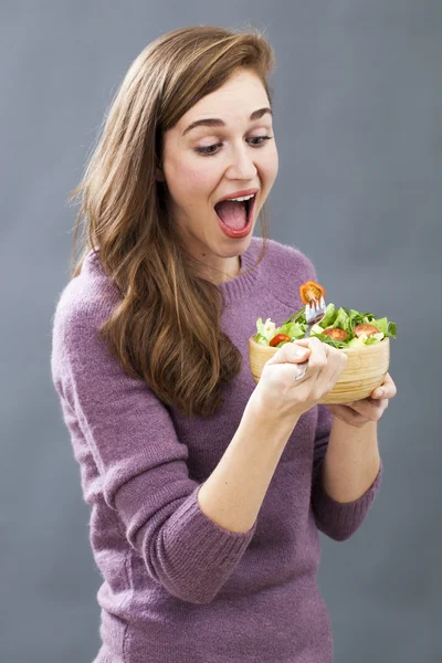 Радісна дівчина 20-х років готова їсти апетитні вегетаріанські страви для задоволення від свіжої дієти — стокове фото