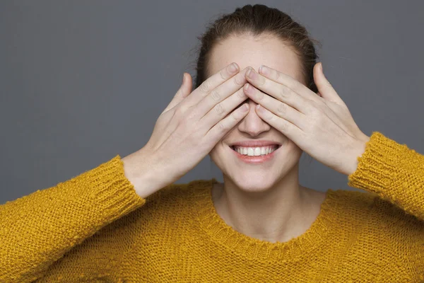 Joyeuse jeune femme appréciant sourire exprimant le bonheur naturel — Photo