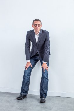 ofis duvarına yaslanmış yakışıklı orta yaşlı işadamı