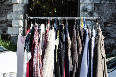 garaj satışında eski moda kadın giysileri raf