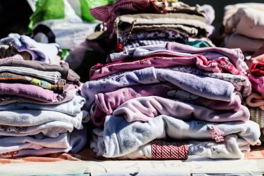 yeniden kullanmak veya satmak için ikinci el bebek kıyafetleri ve pijama