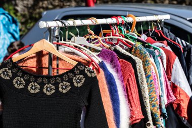 rafta hızlı moda kadın elbise ve ceketekran