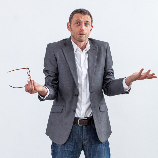 удивленный 40-х бизнесмен пожимает плечами об ответственности менеджмента
