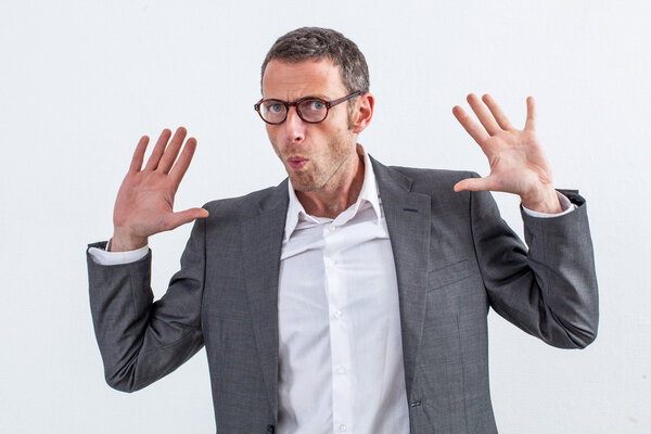 бизнесмен отказывается быть виновным или отрицать ответственность
