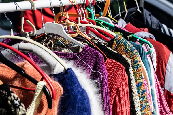 Suéteres coloridos de las mujeres para la segunda vida en el mercado de pulgas —  Fotos de Stock