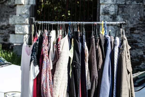 Стойка старомодной женской одежды на гаражной распродаже — стоковое фото
