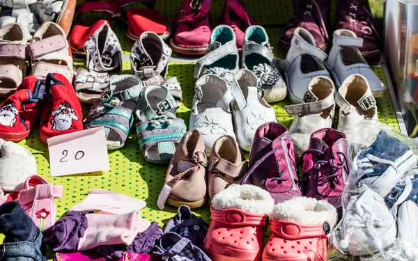 Zapatos de bebé y de niño usados para caridad, reutilización o reventa — Foto de Stock