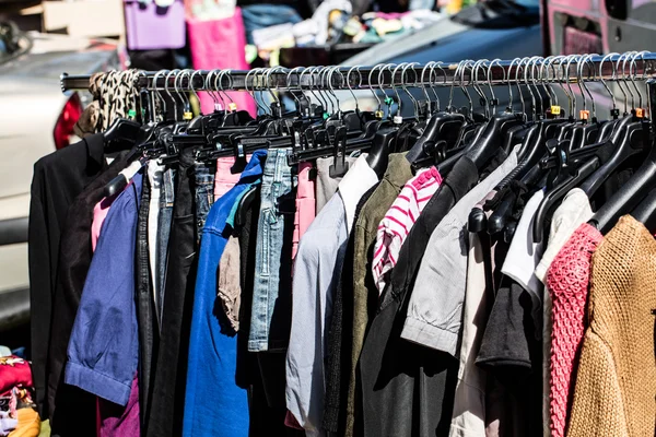 sokak fuarında rafta çeşitli hızlı moda kadın giysileri