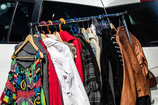 Moda de inverno roupas femininas em exposição para a segunda vida — Fotografia de Stock