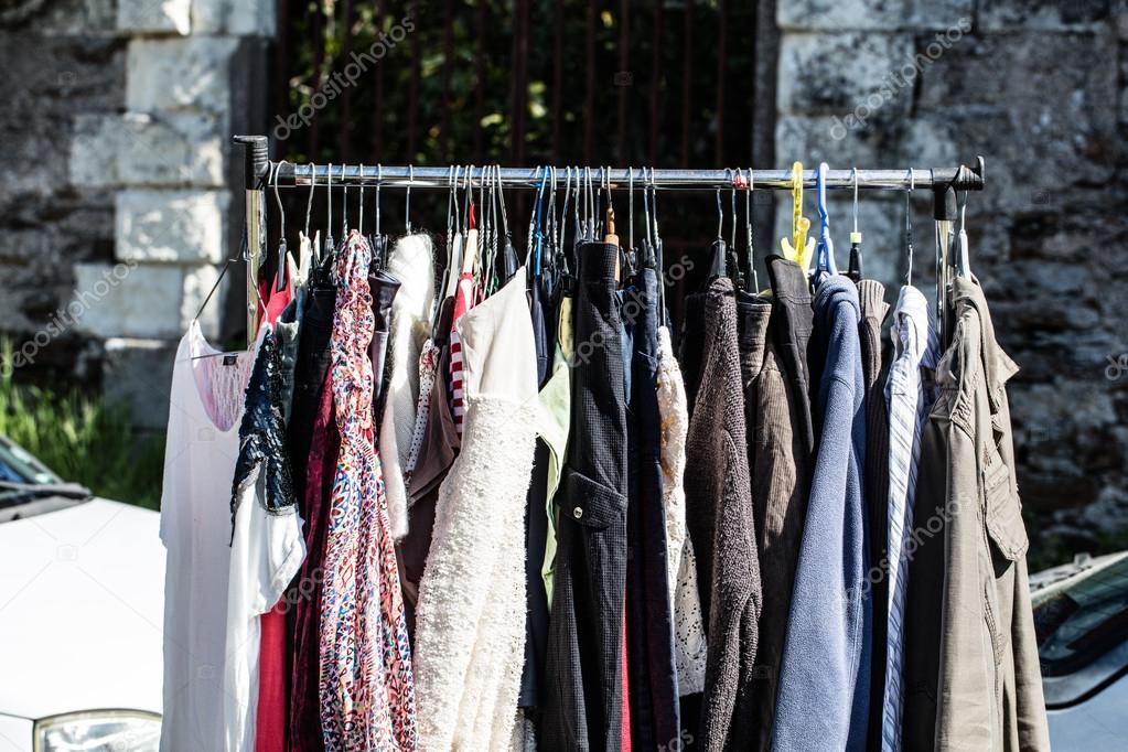 Estante de ropa de mujer a la antigua en venta de garaje — Foto de