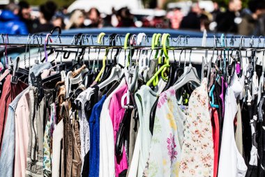 yeniden satış veya geri dönüşüm için sergilenen ikinci el moda elbiseler