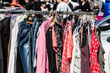 sokak fuarında pembe ve kırmızı moda kadın giysileri