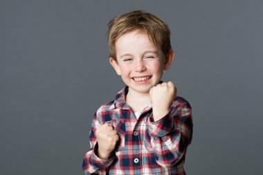 süper kahraman gibi oynayan genç kızıl saçlı çocuk mücadele eğlenceli